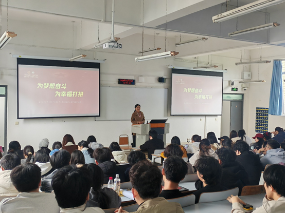 学校党委常委、副校长任毅为经济学院本科生讲授《形势与政策》课